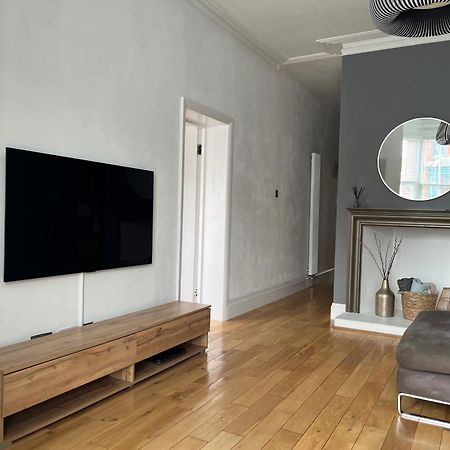 The Clock Tower Apartment: Modern 2-Bed with Free Parking in Southsea Portsmouth Exterior photo