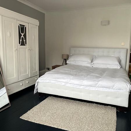 The Clock Tower Apartment: Modern 2-Bed with Free Parking in Southsea Portsmouth Exterior photo