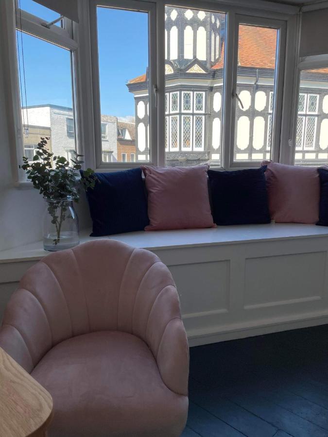 The Clock Tower Apartment: Modern 2-Bed with Free Parking in Southsea Portsmouth Exterior photo