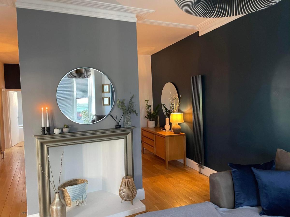 The Clock Tower Apartment: Modern 2-Bed with Free Parking in Southsea Portsmouth Exterior photo