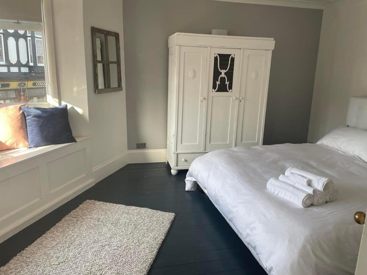The Clock Tower Apartment: Modern 2-Bed with Free Parking in Southsea Portsmouth Exterior photo