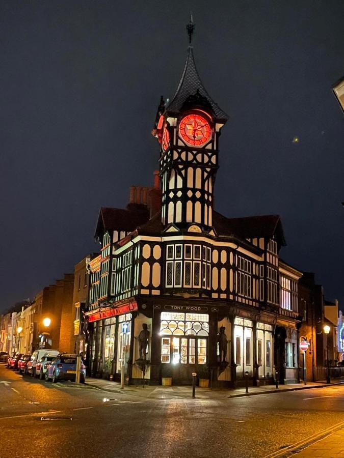 The Clock Tower Apartment: Modern 2-Bed with Free Parking in Southsea Portsmouth Exterior photo