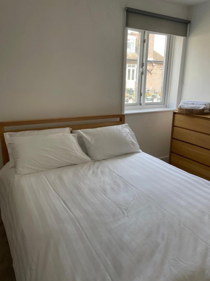 The Clock Tower Apartment: Modern 2-Bed with Free Parking in Southsea Portsmouth Exterior photo