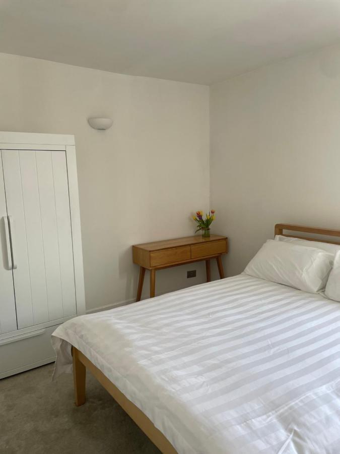 The Clock Tower Apartment: Modern 2-Bed with Free Parking in Southsea Portsmouth Exterior photo