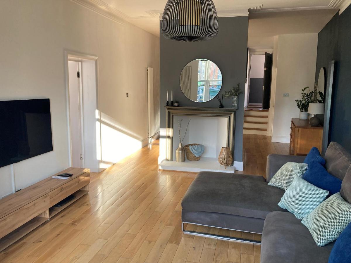 The Clock Tower Apartment: Modern 2-Bed with Free Parking in Southsea Portsmouth Exterior photo