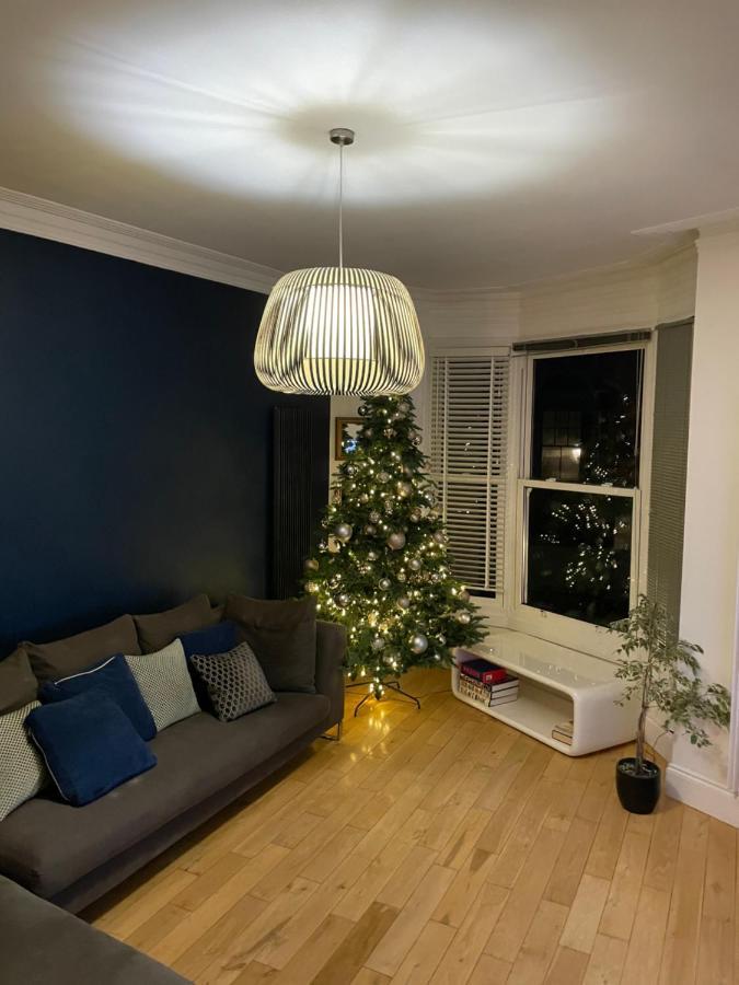 The Clock Tower Apartment: Modern 2-Bed with Free Parking in Southsea Portsmouth Exterior photo