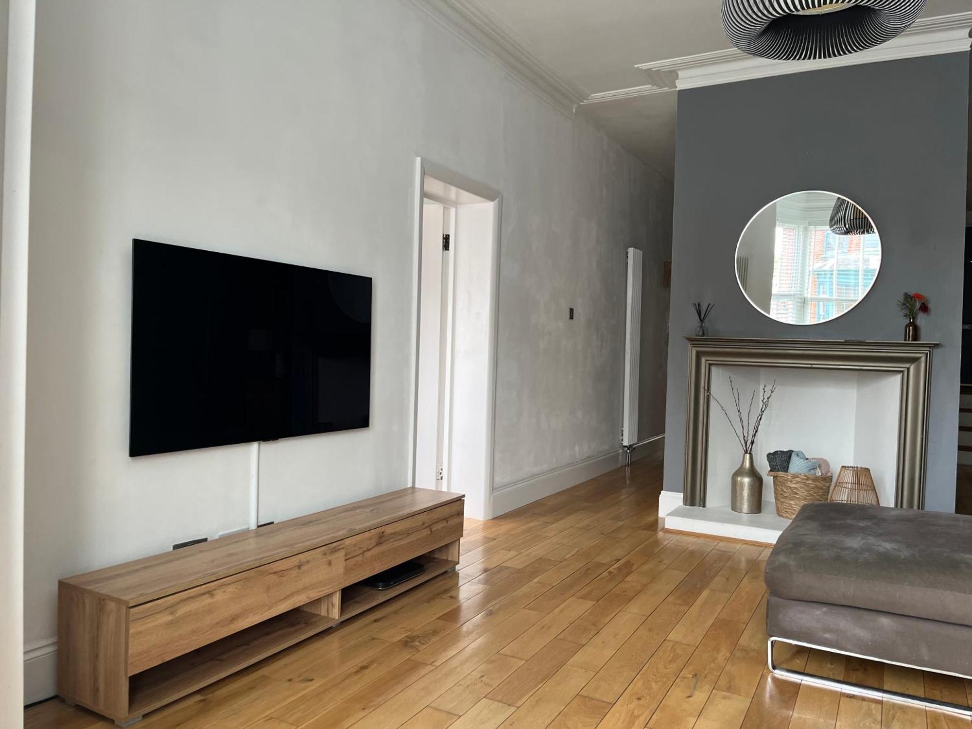 The Clock Tower Apartment: Modern 2-Bed with Free Parking in Southsea Portsmouth Exterior photo