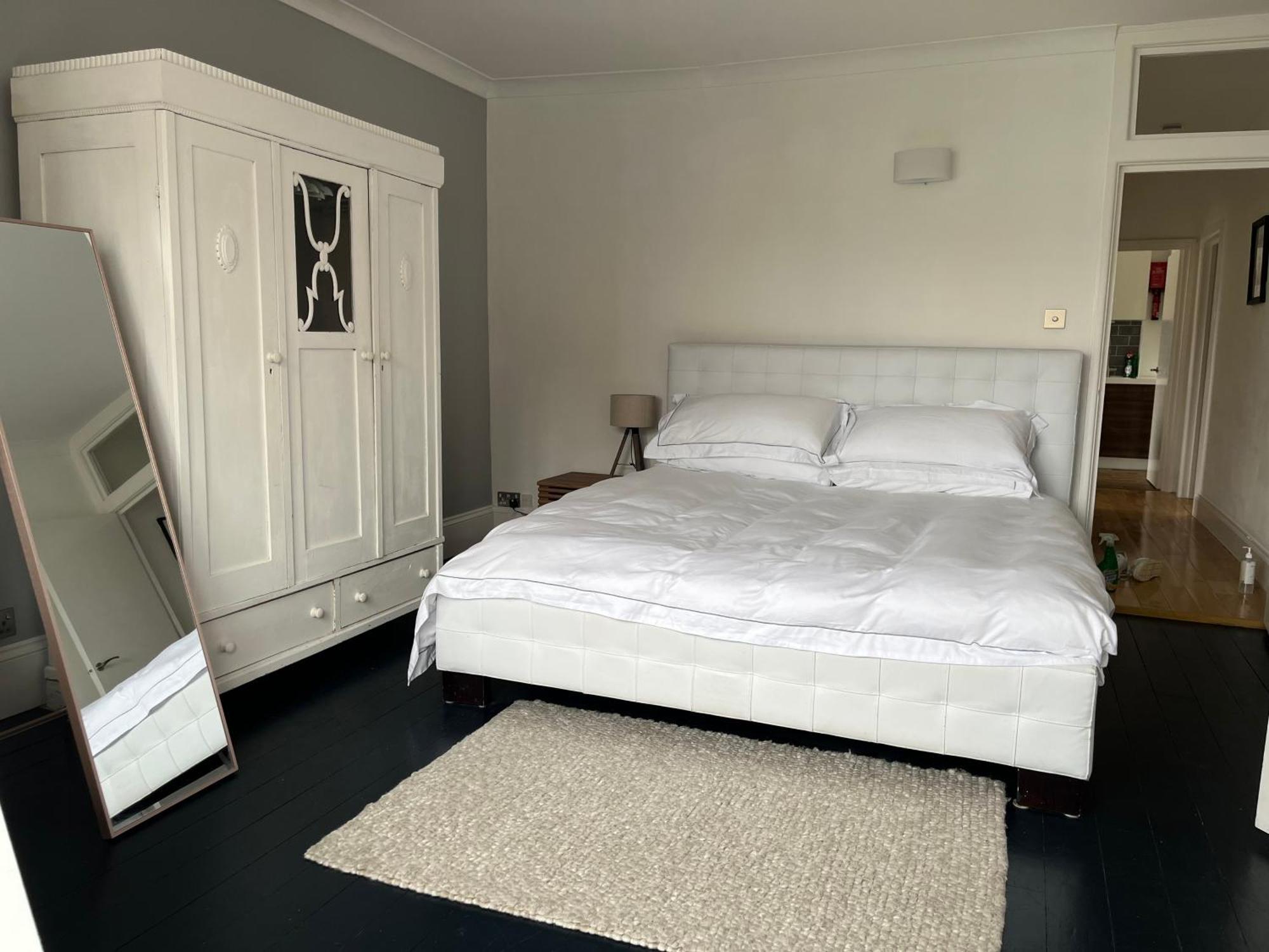 The Clock Tower Apartment: Modern 2-Bed with Free Parking in Southsea Portsmouth Exterior photo
